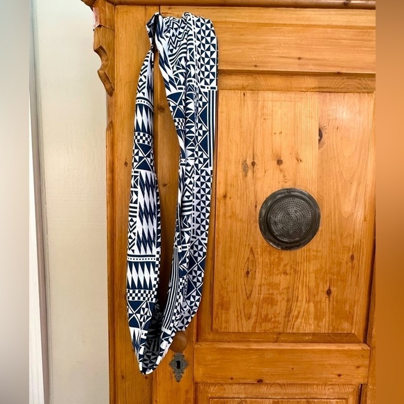 🎉Geometric Design Blue & White Infinity Scarf - Very Pretty - Picture 4 of 7